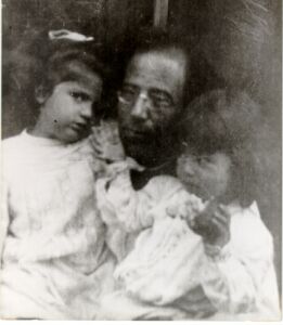 Mahler and daughters Maria and Anna in 1905
